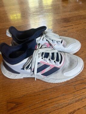 Adidas tennis 🎾 shoes for men or women-size 8 (read description)